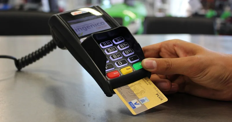 Les frais bancaires à l'étranger : l'erreur qui ruine un budget